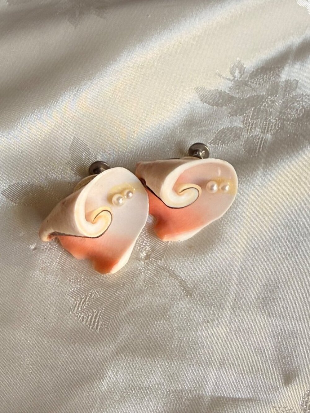 Vintage SeaShell Fuax Pearl Accesnted Screw-Back No-Pierce Earrings